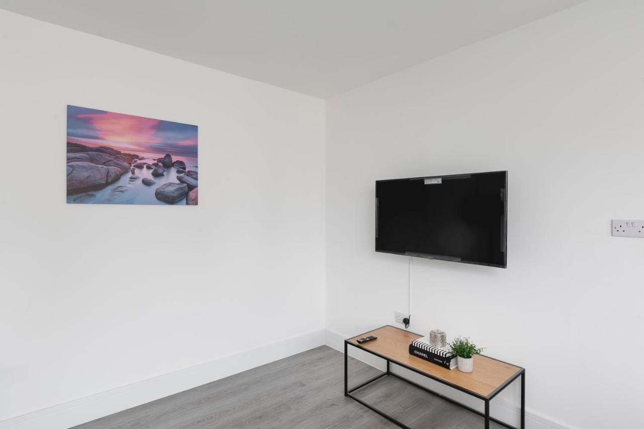 Skyvillion - London Enfield Chase Apartments With Parking & Wifi Esterno foto